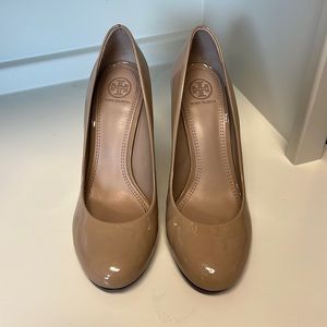 Tory Burch patent nude round toe wedge 9